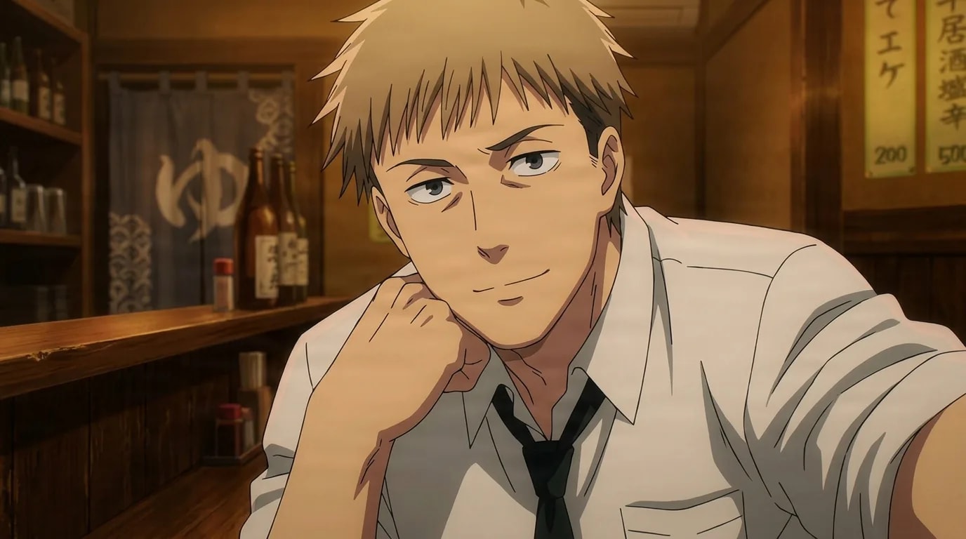 Anime-Szene eines hellbraunhaarigen jungen Mannes in weißem Hemd mit gelockerter schwarzer Krawatte, der mit einem verschmitzten Grinsen das Kinn auf die Hand stützt, in einem warmen, holzvertäfelten Izakaya voller Sake-Flaschen.