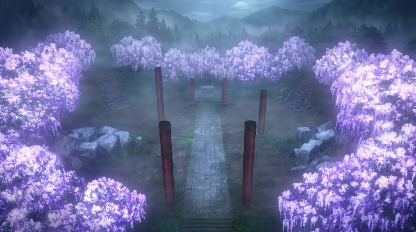 Un brumoso claro de montaña por la noche con un sendero de piedra flanqueado por altos pilares rojos, cascadas de flores de glicina morado pálido brillando a ambos lados, con brumosos picos lejanos detrás.